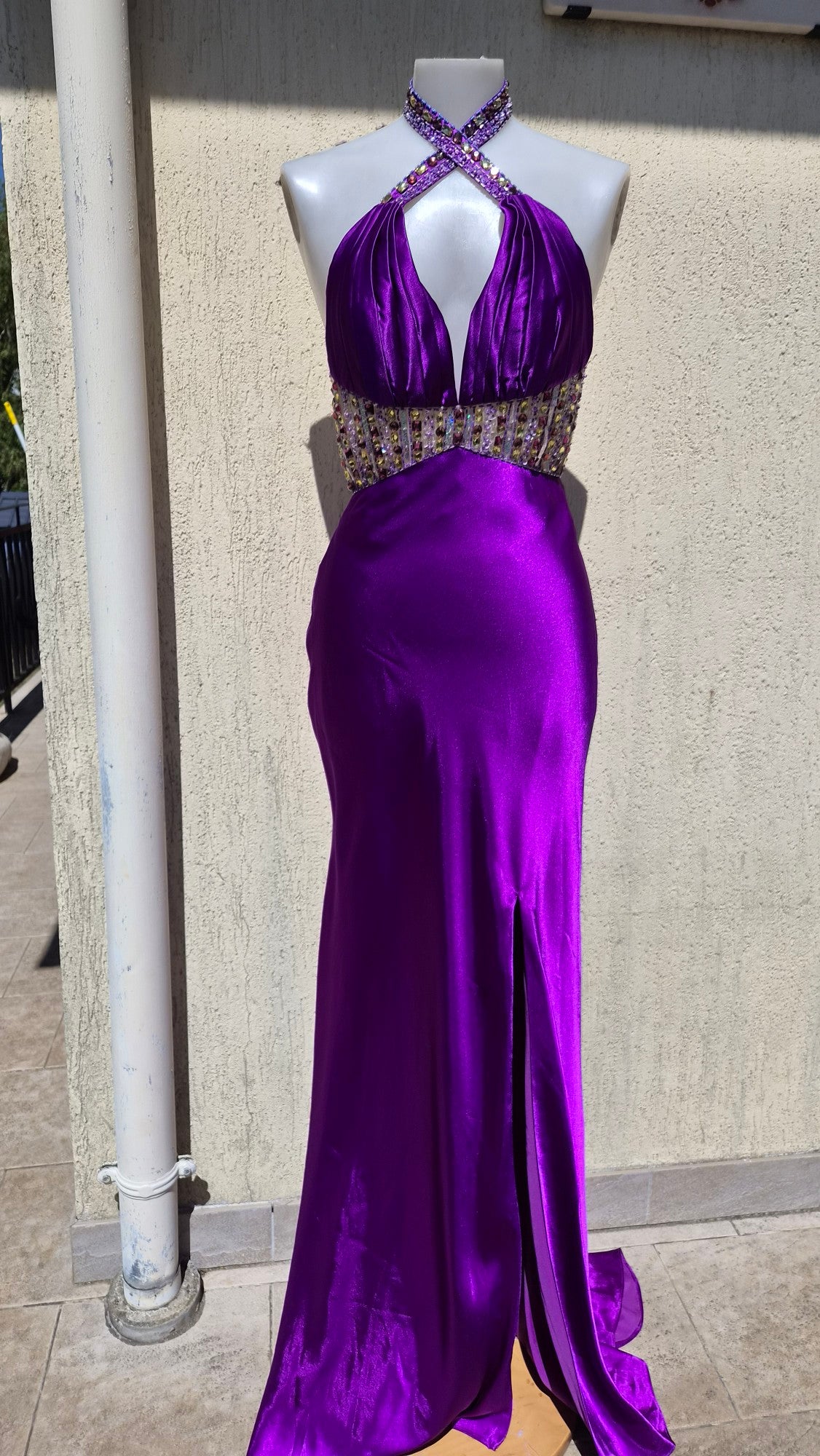 Robe brodée satinée violette