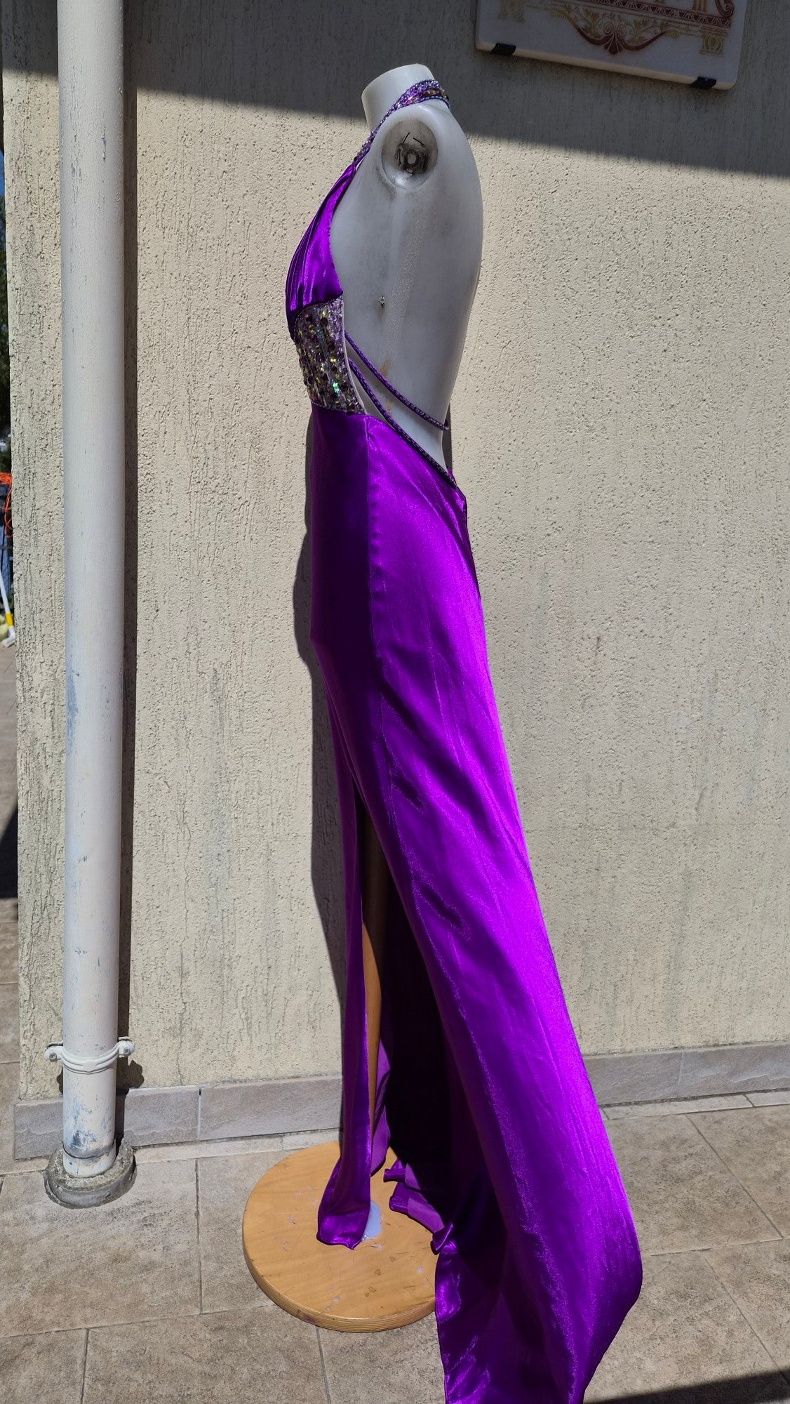 Robe brodée satinée violette