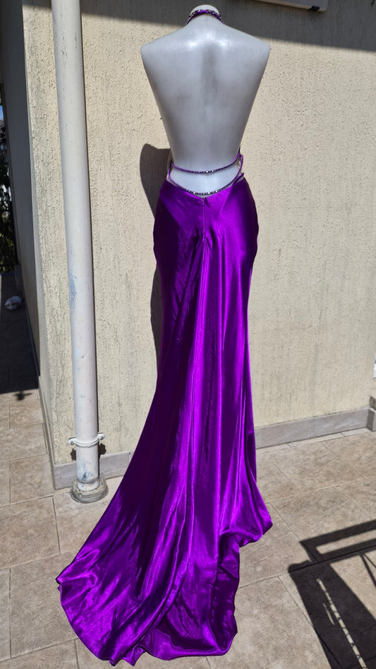 Robe brodée satinée violette