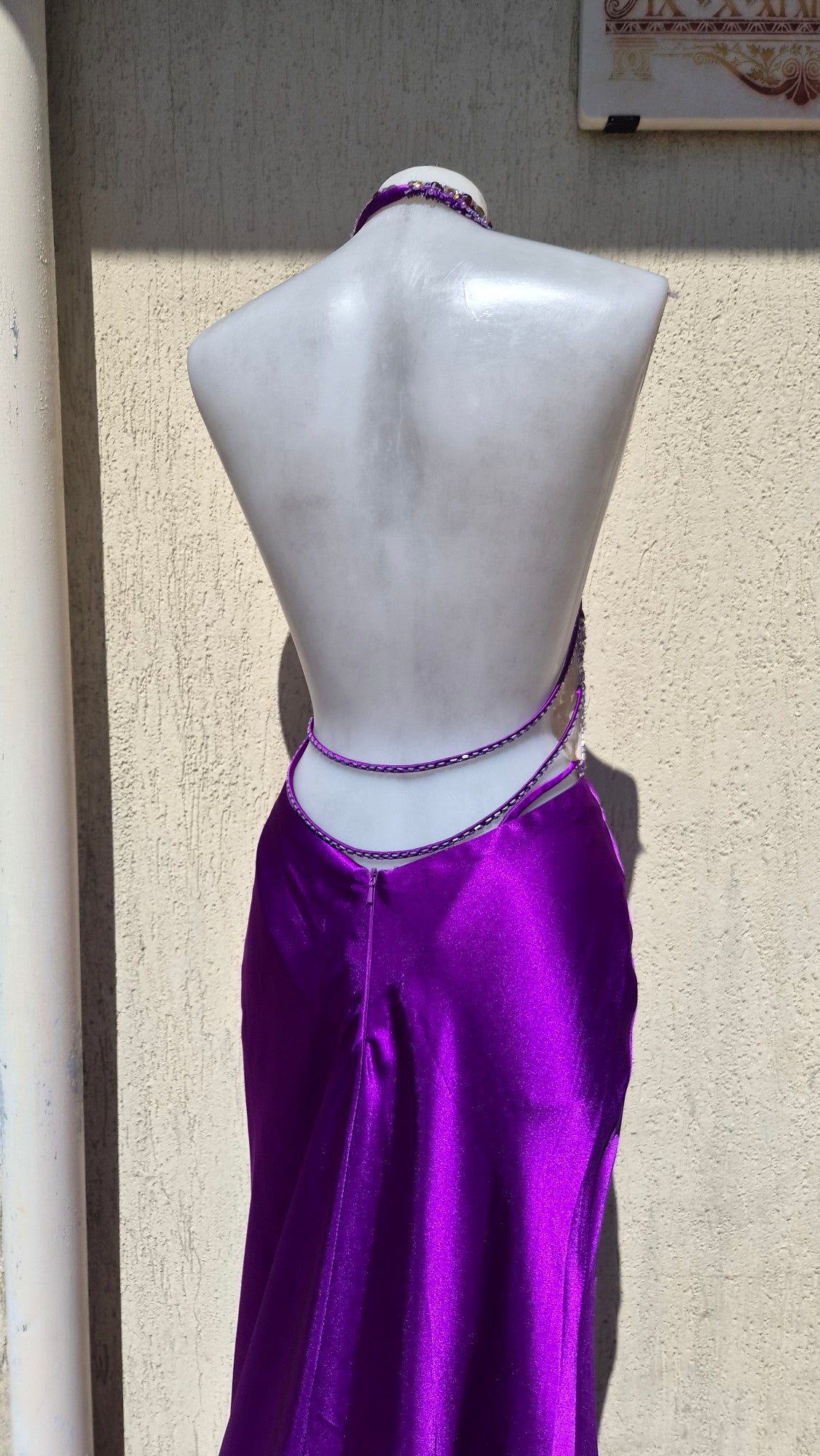 Robe brodée satinée violette
