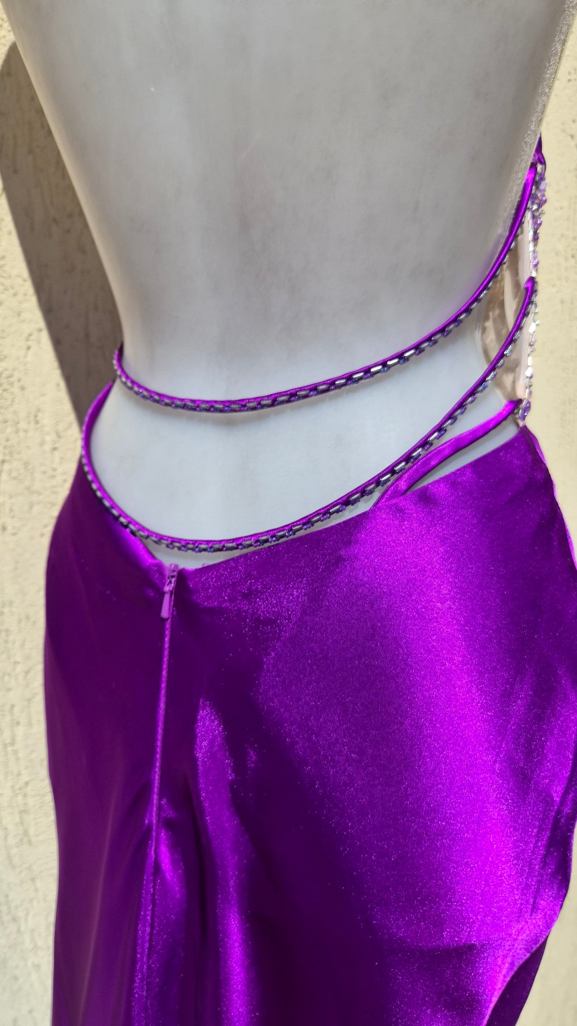 Robe brodée satinée violette