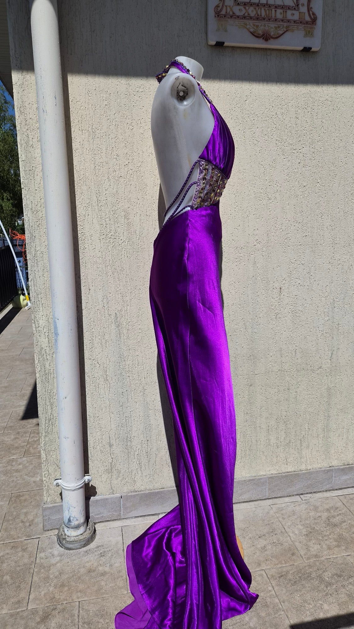 Robe brodée satinée violette