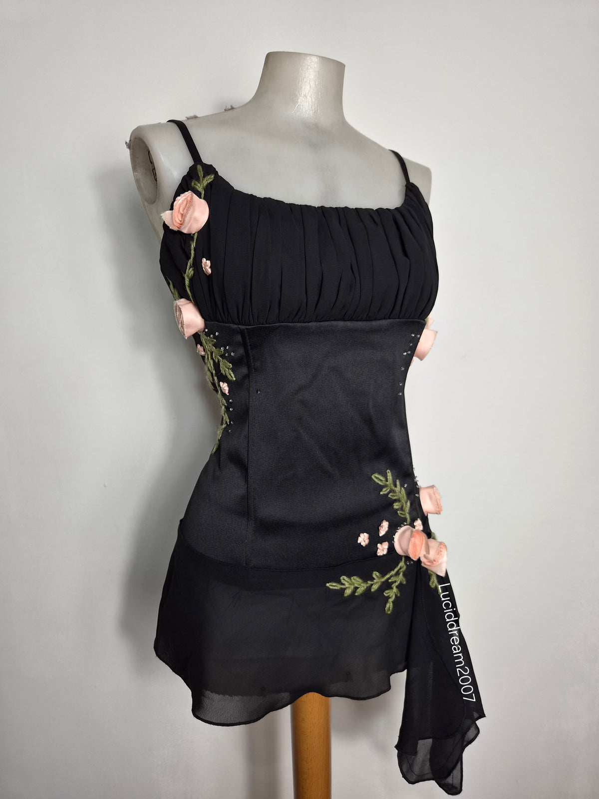 Haut asymétrique avec fleurs 3D