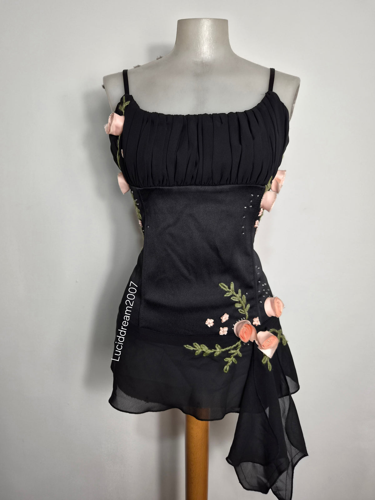 Haut asymétrique avec fleurs 3D