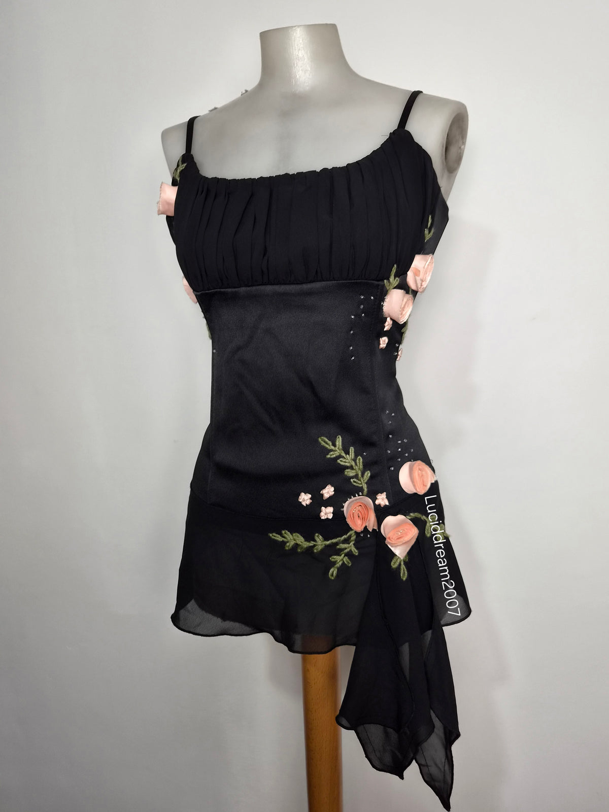 Haut asymétrique avec fleurs 3D
