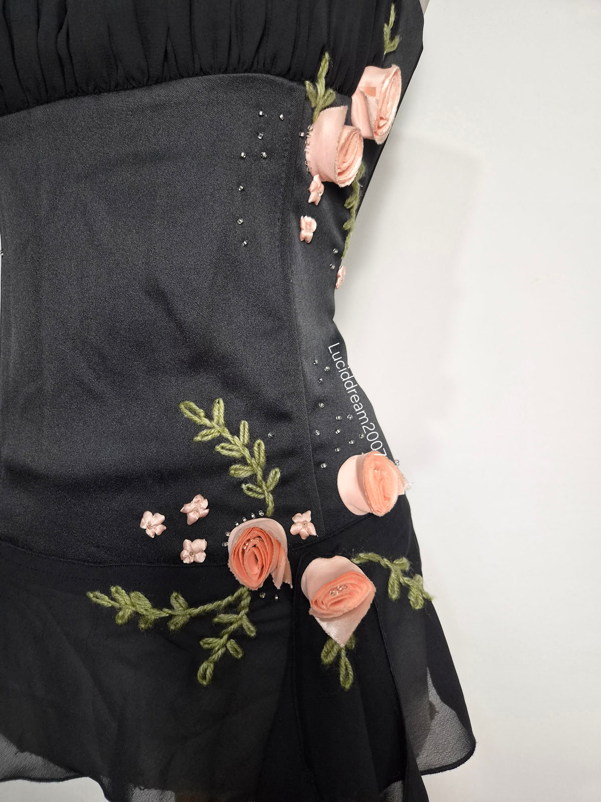 Haut asymétrique avec fleurs 3D