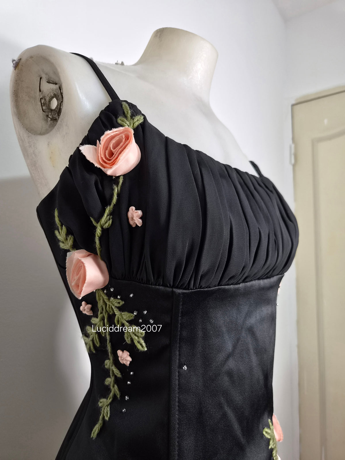 Haut asymétrique avec fleurs 3D