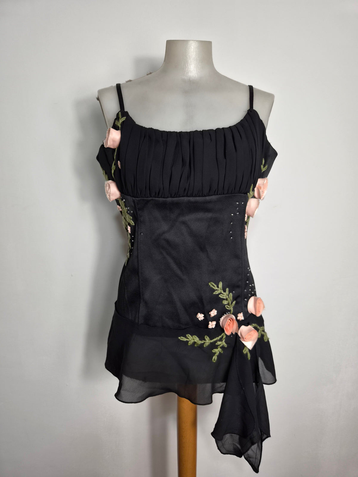 Haut asymétrique avec fleurs 3D
