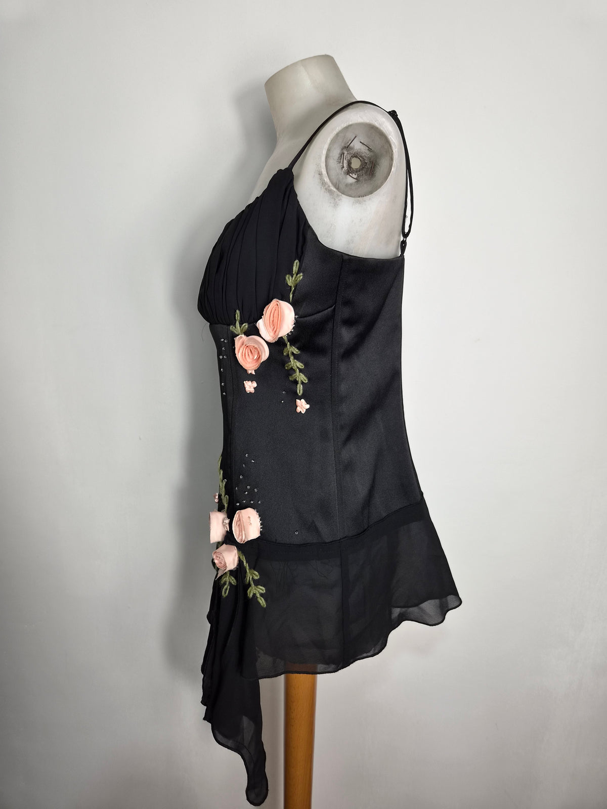 Haut asymétrique avec fleurs 3D