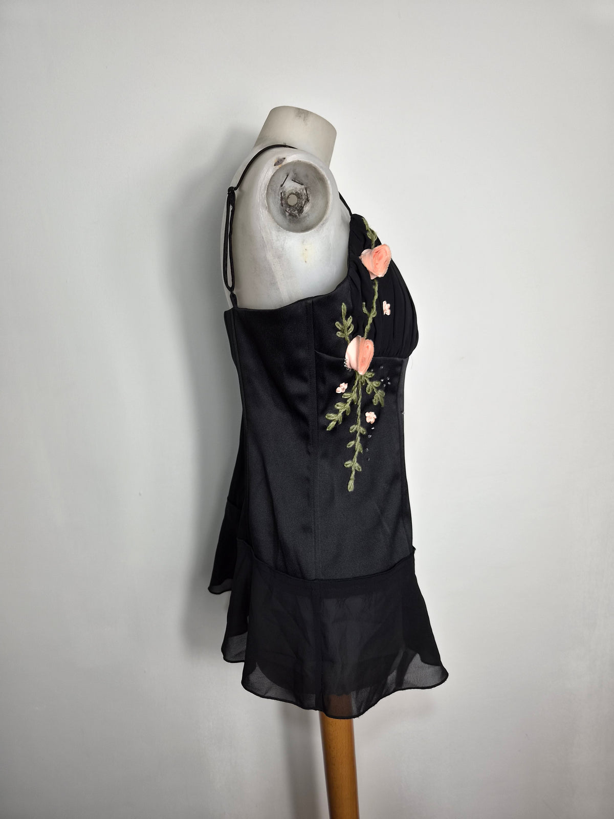 Haut asymétrique avec fleurs 3D