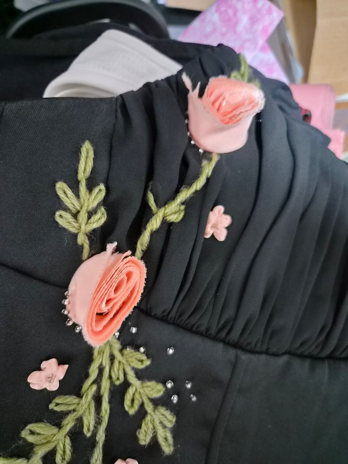 Haut asymétrique avec fleurs 3D