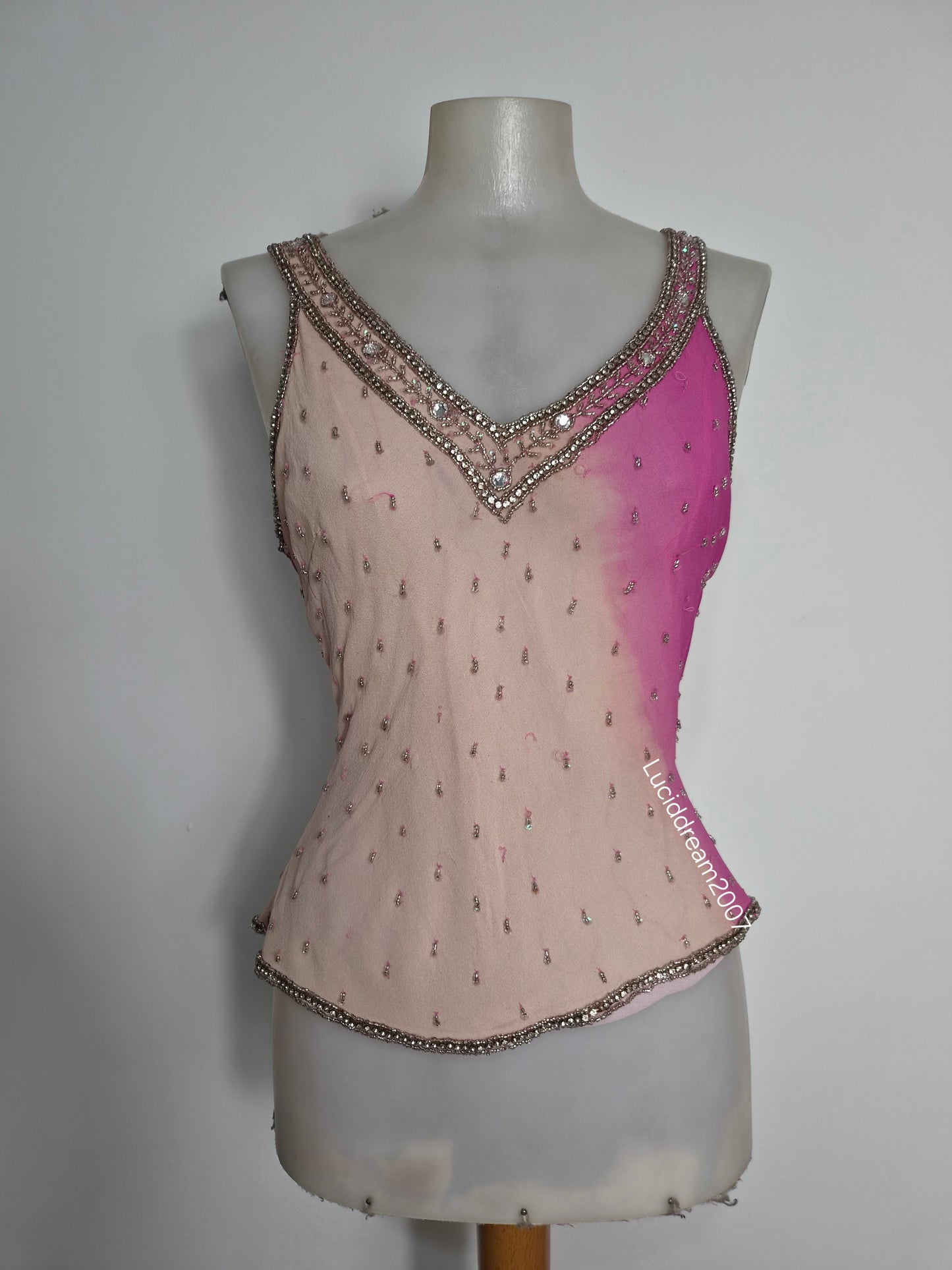 Haut en soie rose brodé
