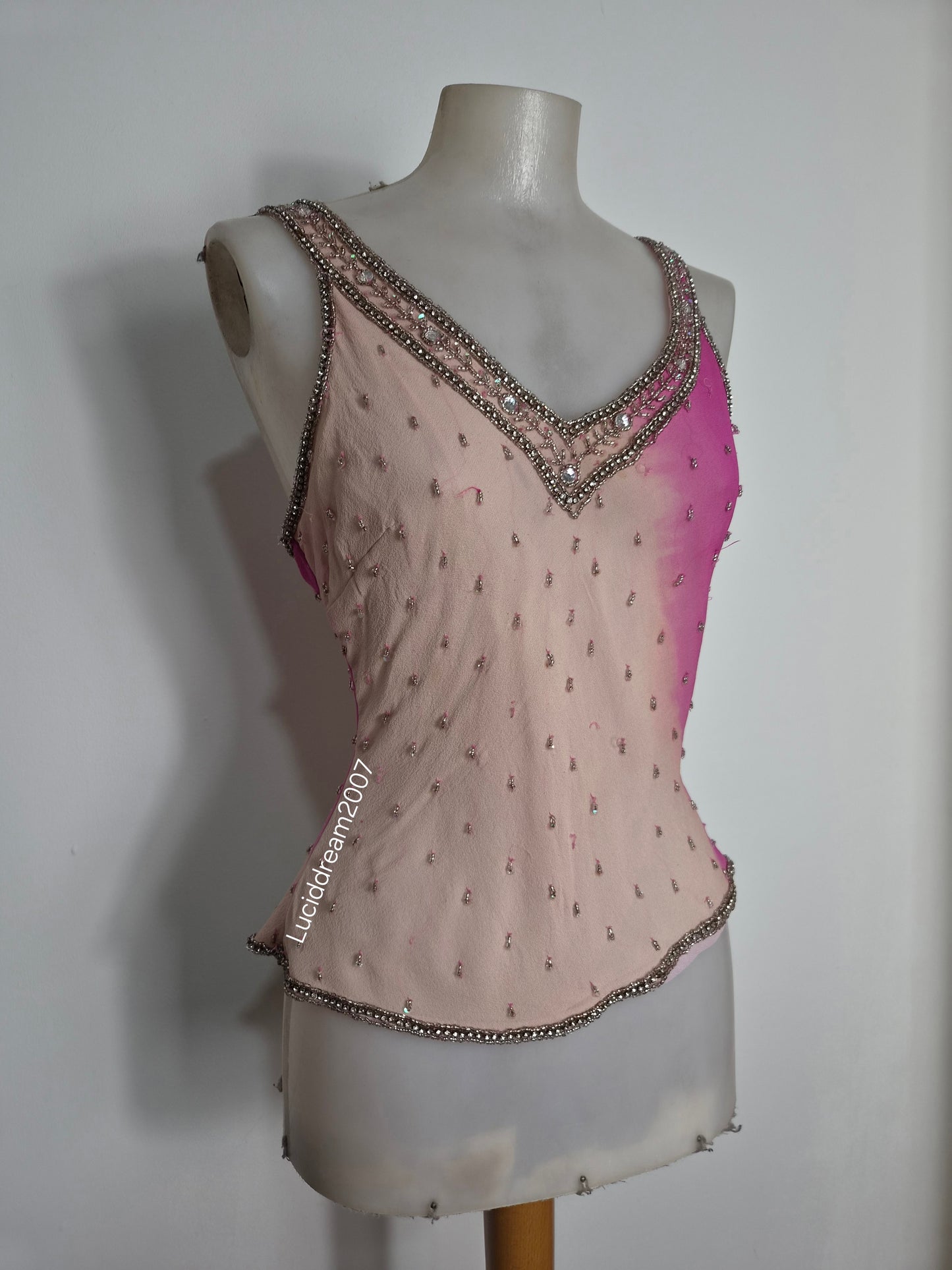 Haut en soie rose brodé