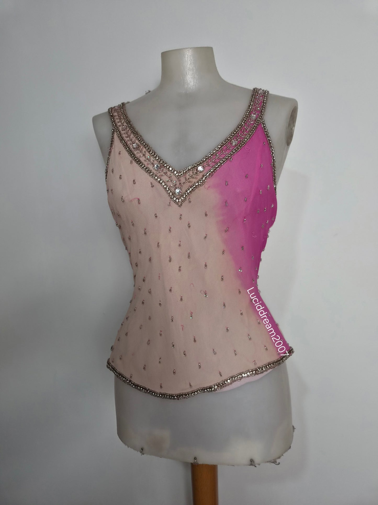 Haut en soie rose brodé