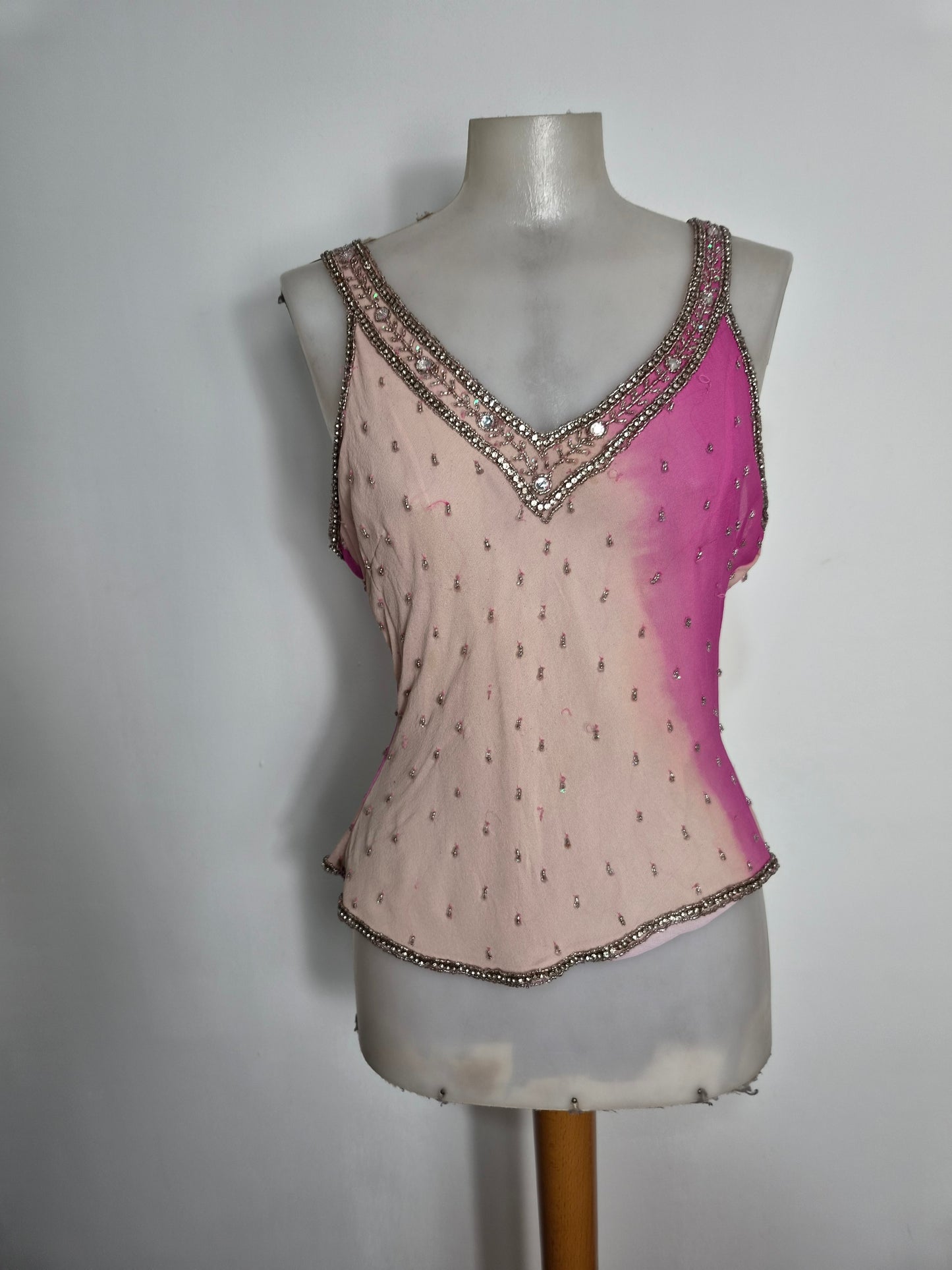 Haut en soie rose brodé