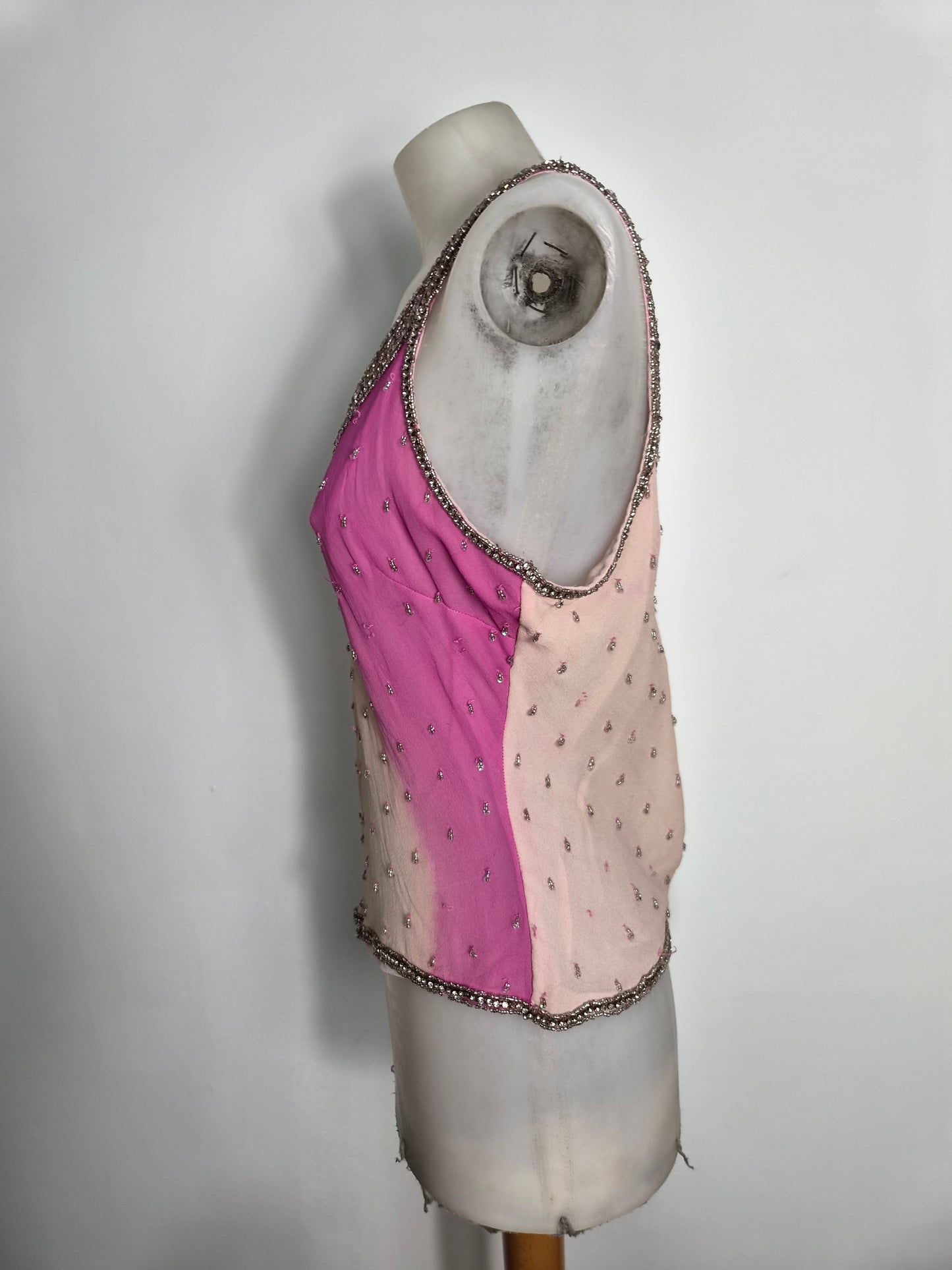 Haut en soie rose brodé