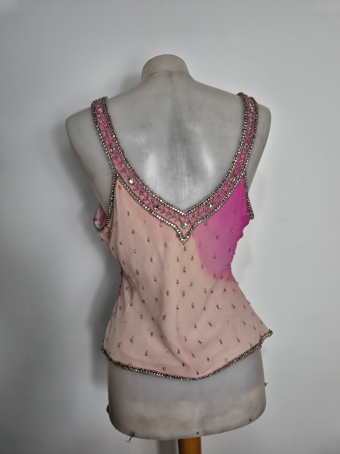 Haut en soie rose brodé