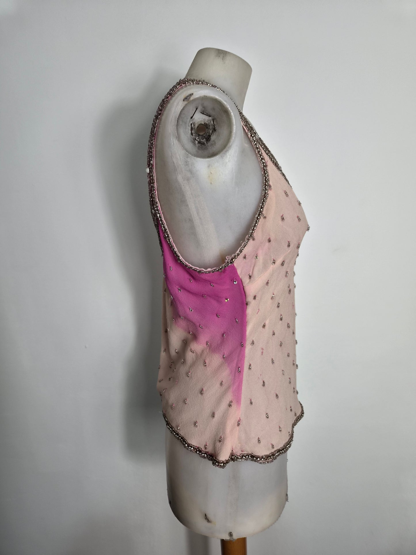 Haut en soie rose brodé