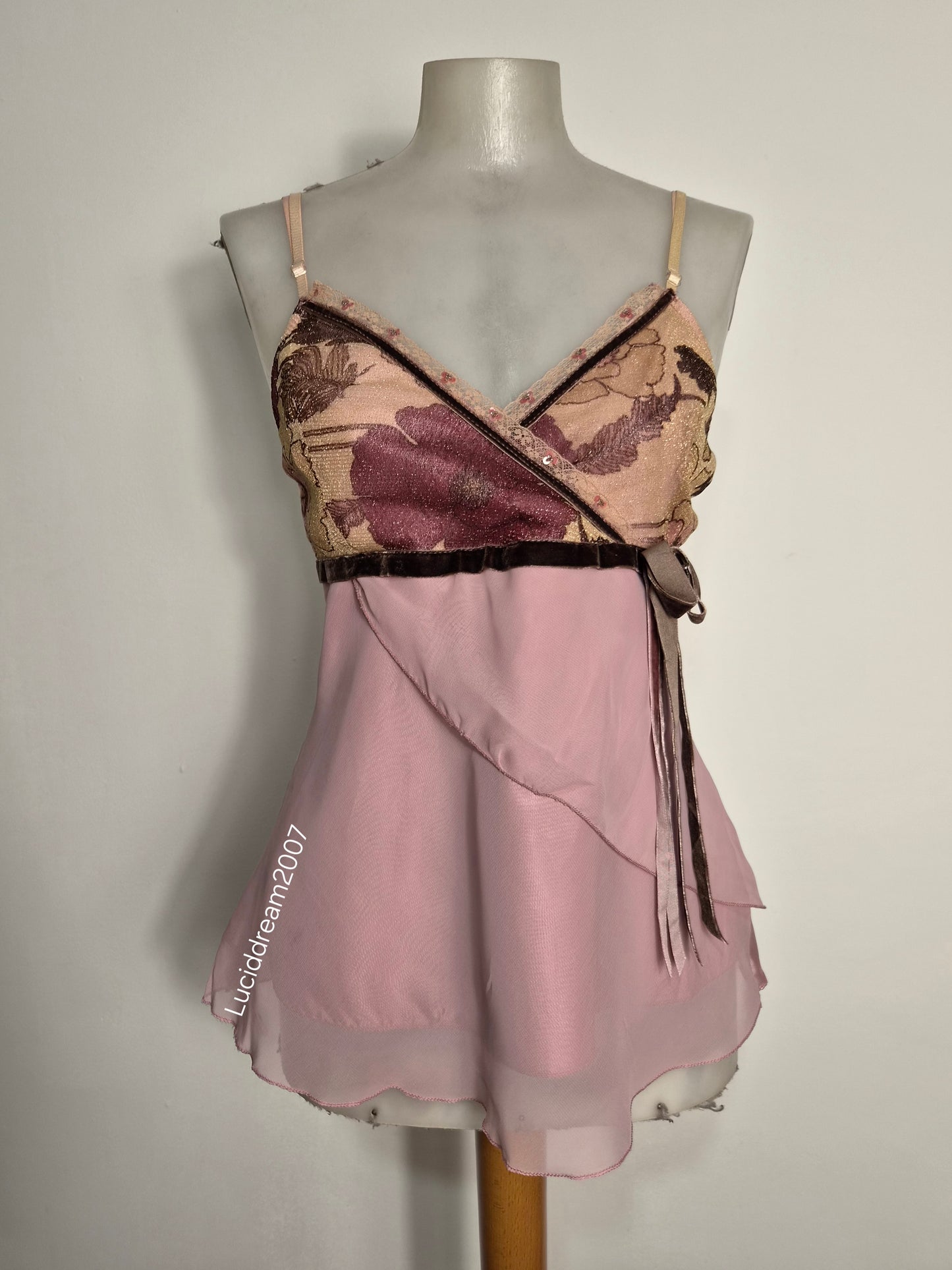 Haut asymétrique à volants rose