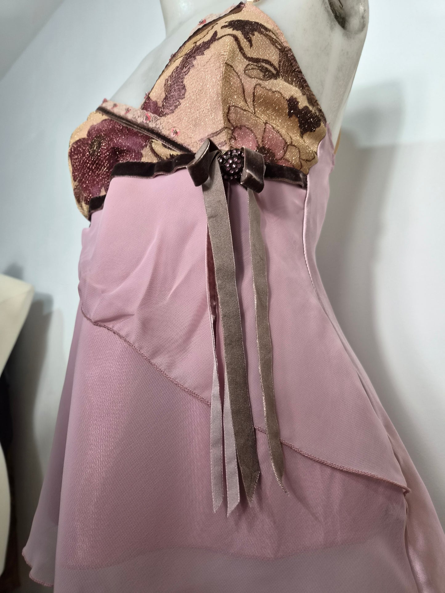 Haut asymétrique à volants rose