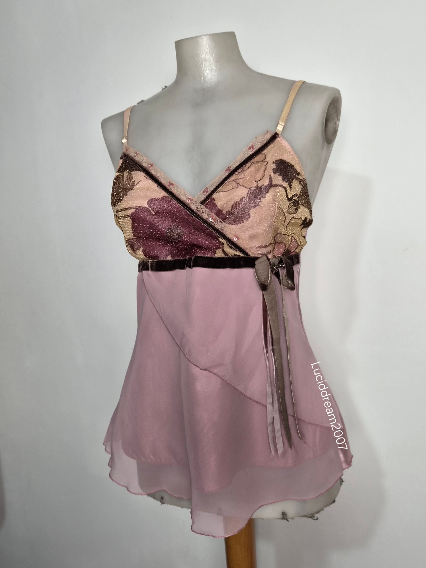Haut asymétrique à volants rose