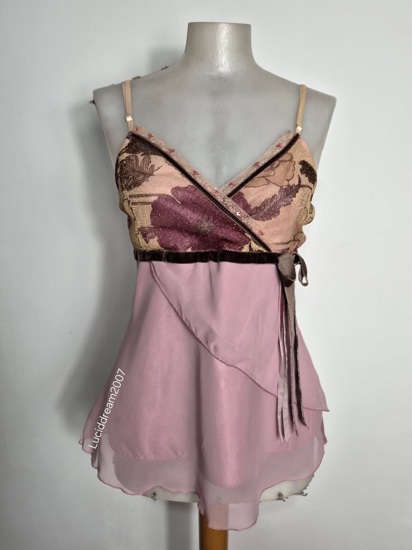 Haut asymétrique à volants rose