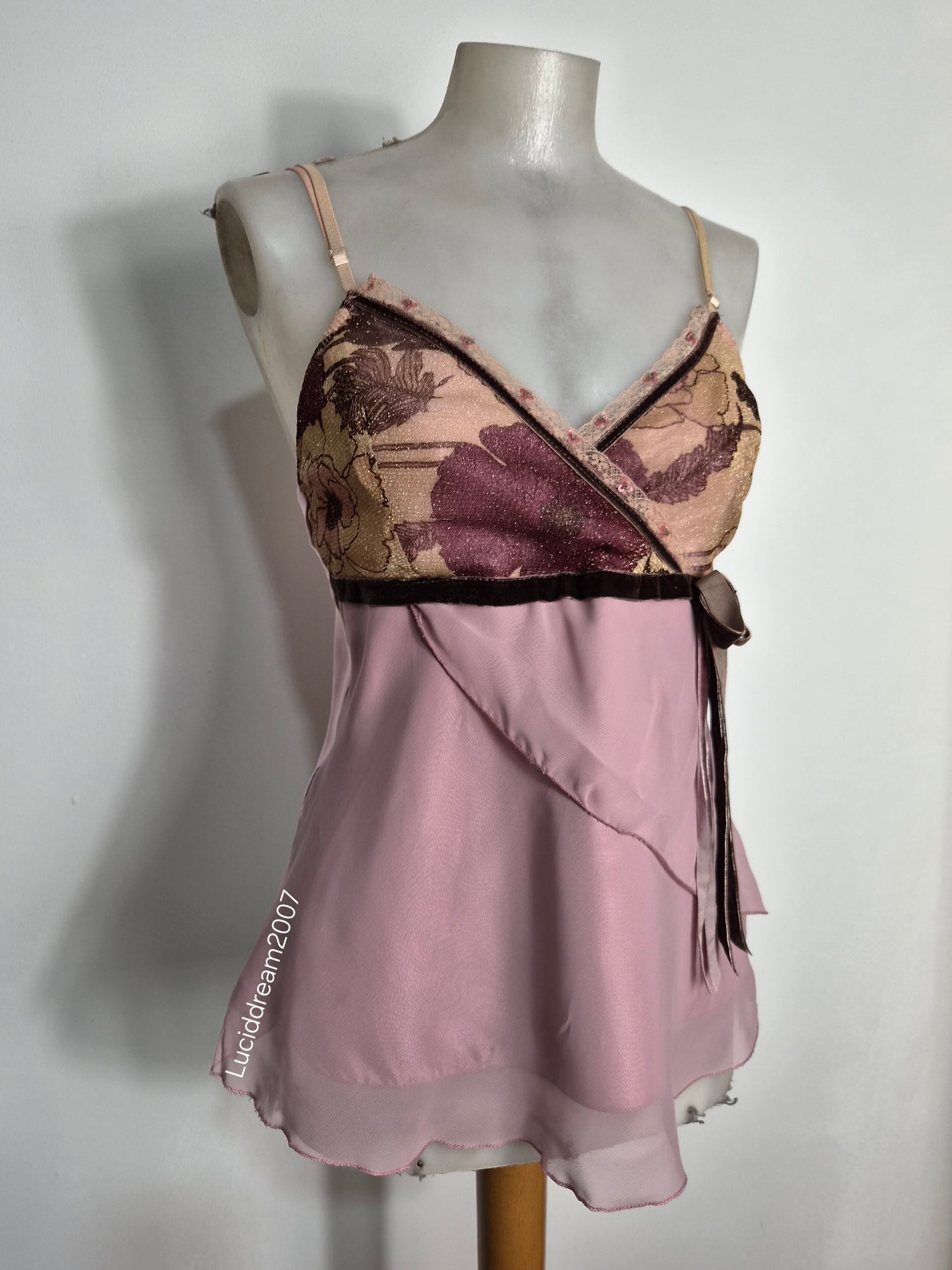 Haut asymétrique à volants rose