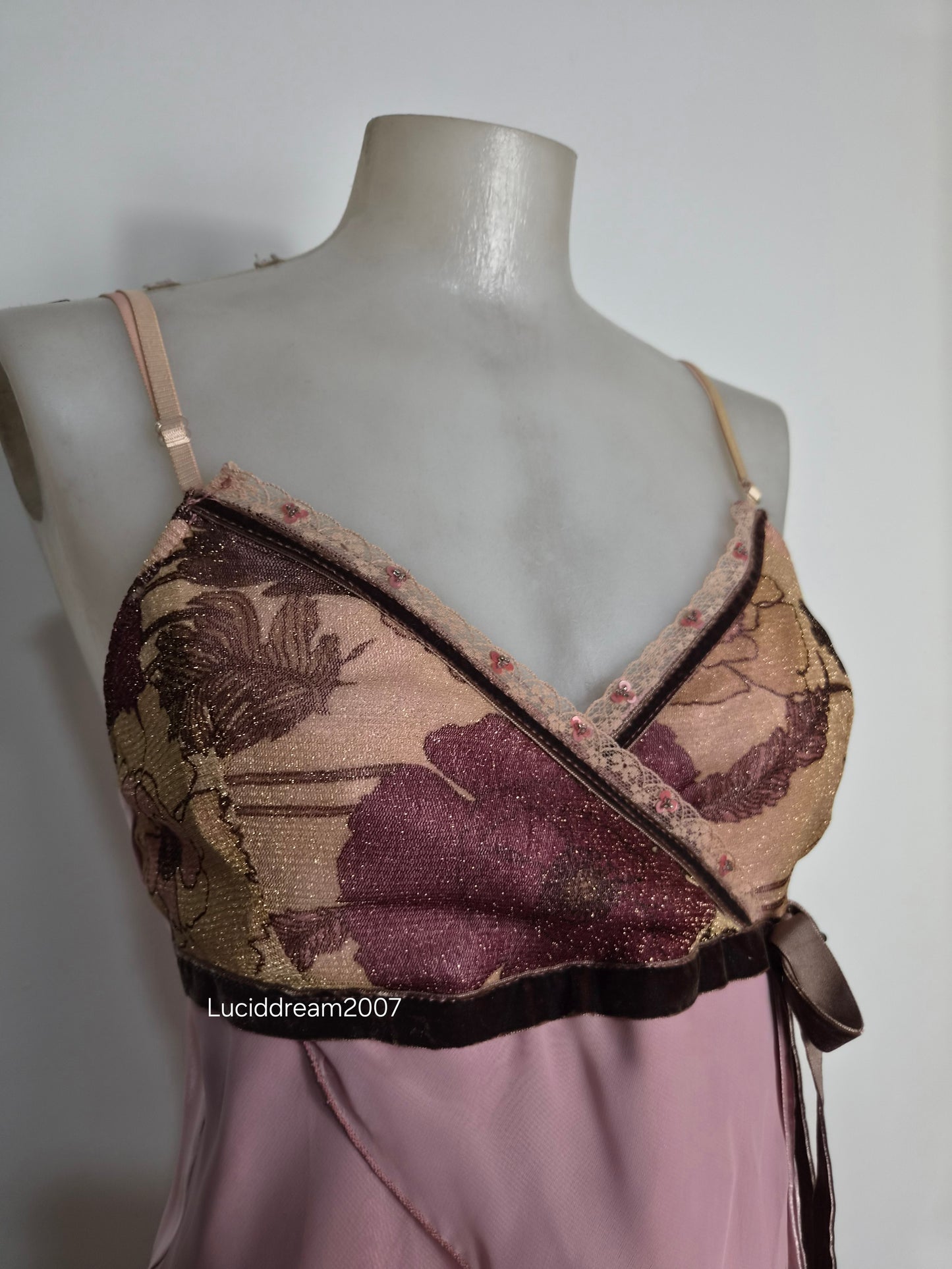 Haut asymétrique à volants rose