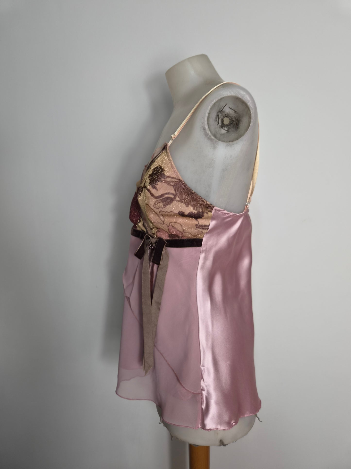 Haut asymétrique à volants rose