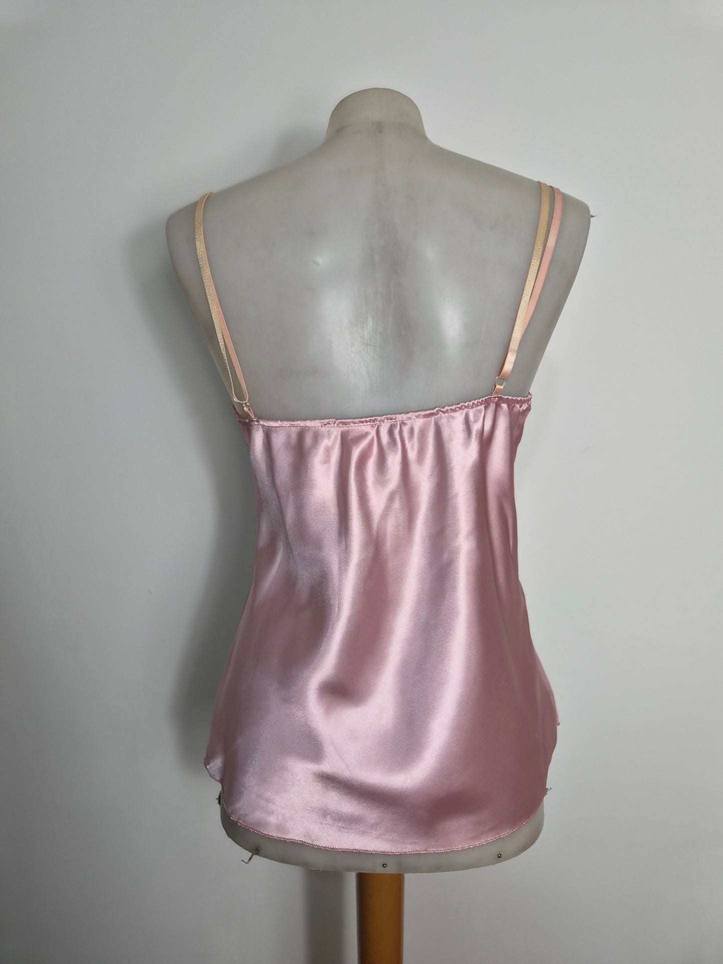 Haut asymétrique à volants rose