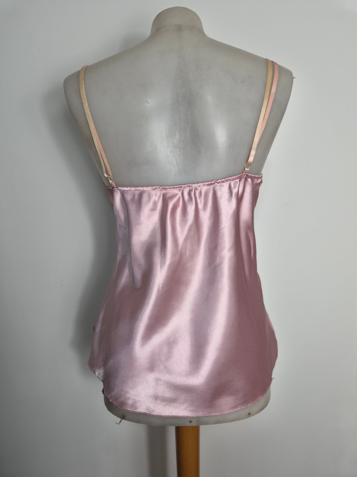 Haut asymétrique à volants rose