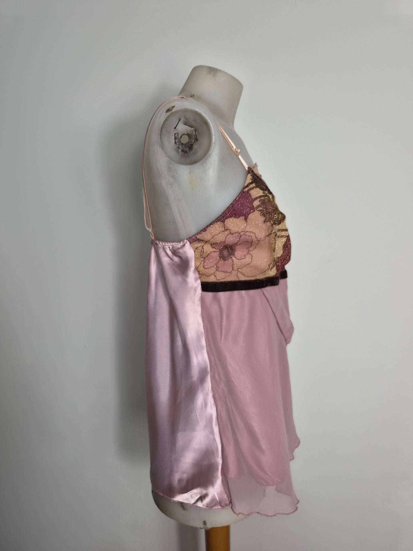 Haut asymétrique à volants rose