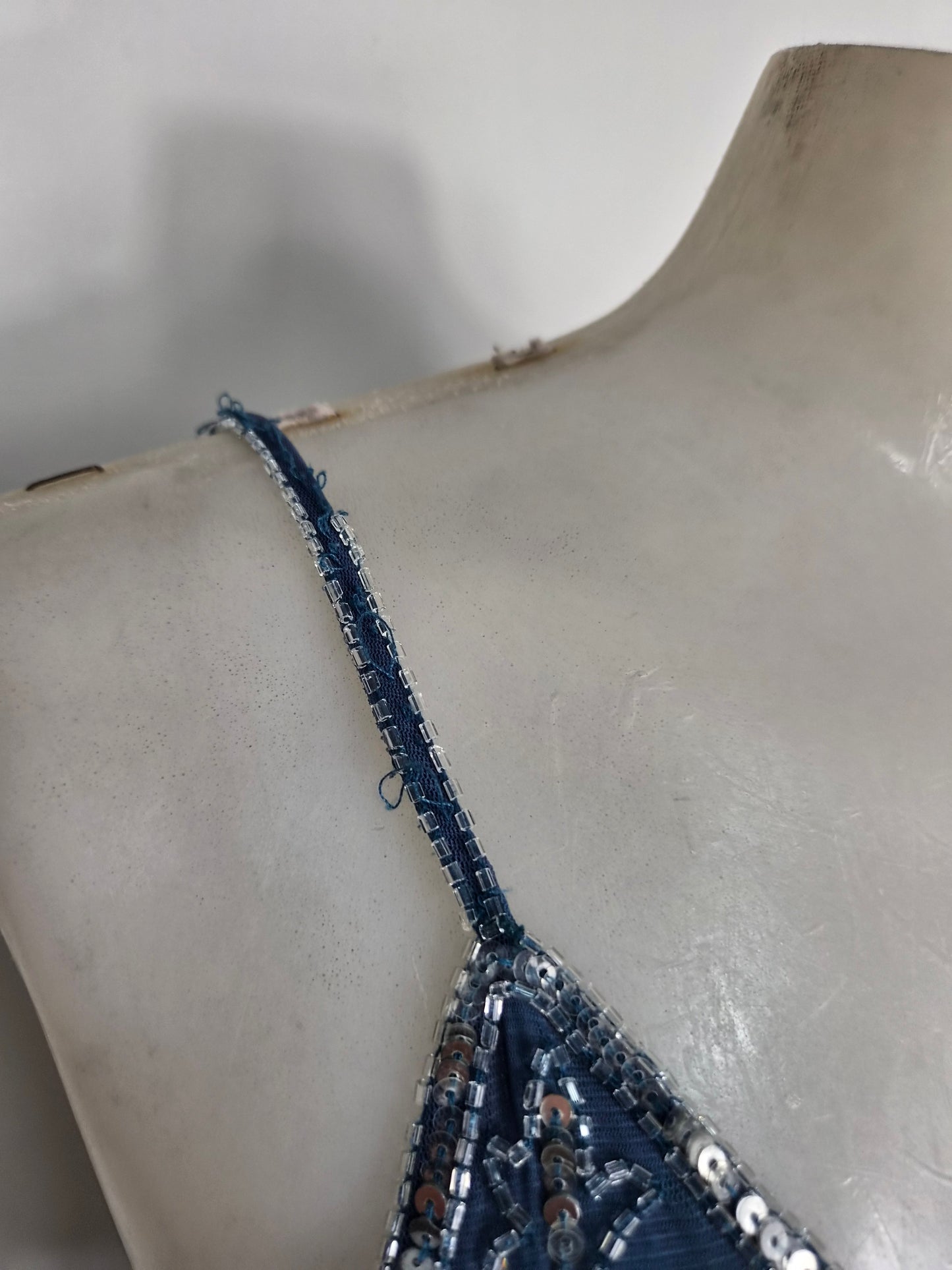 Haut bleu gris en voile brodé