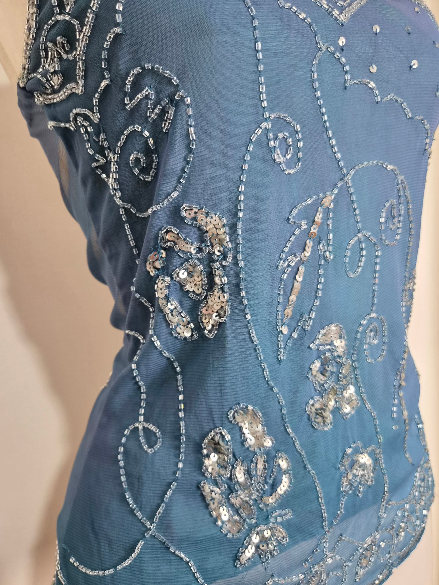 Haut bleu gris en voile brodé