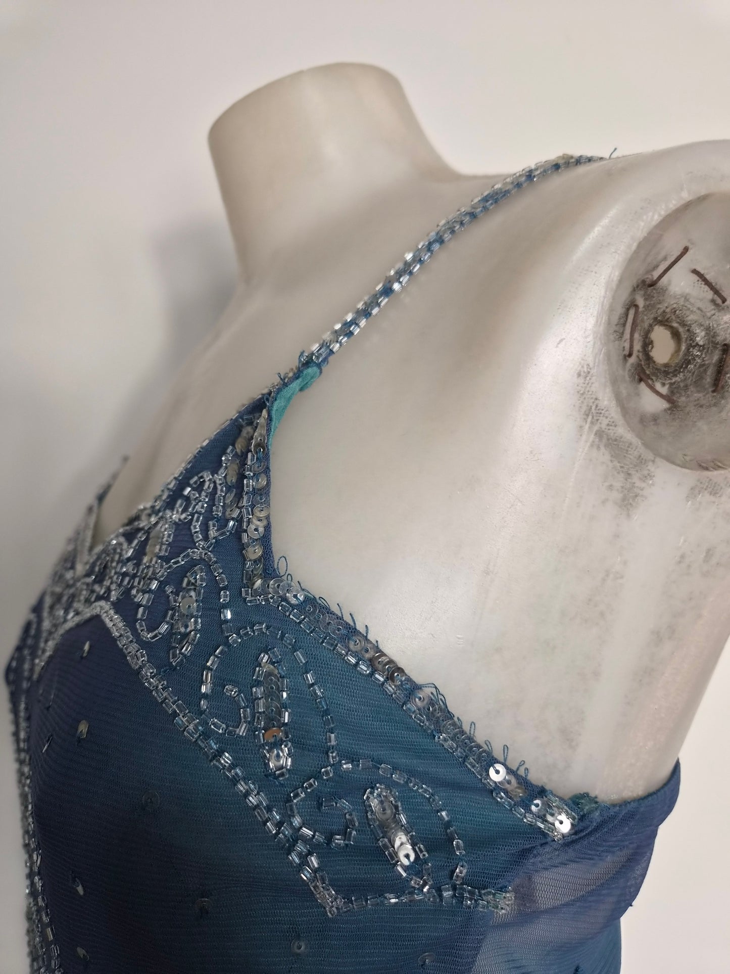 Haut bleu gris en voile brodé