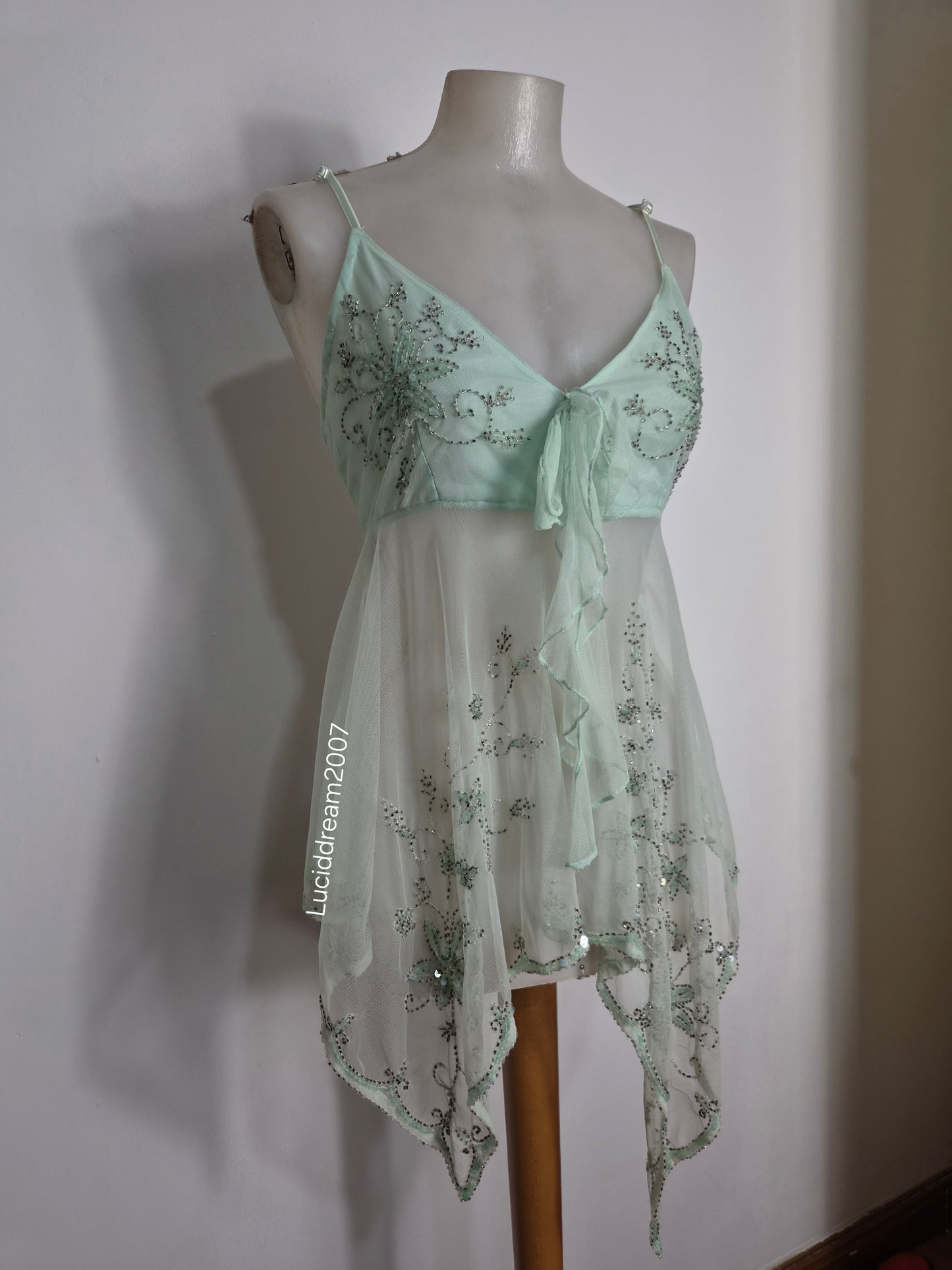 Haut en voile asymétrique brodé bleu