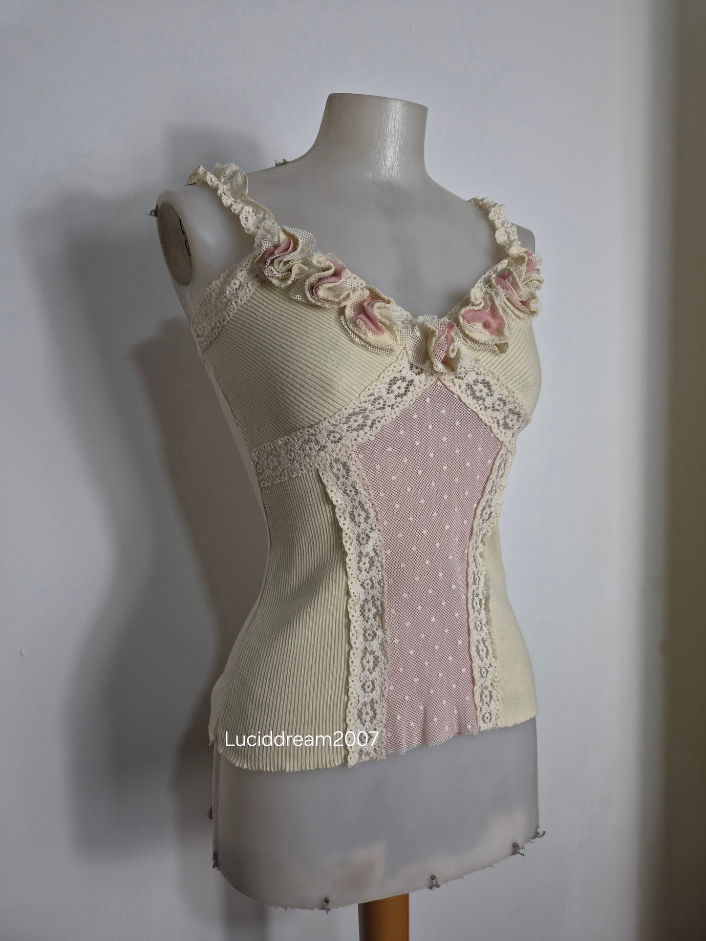 Haut beige et rose détails fleurs
