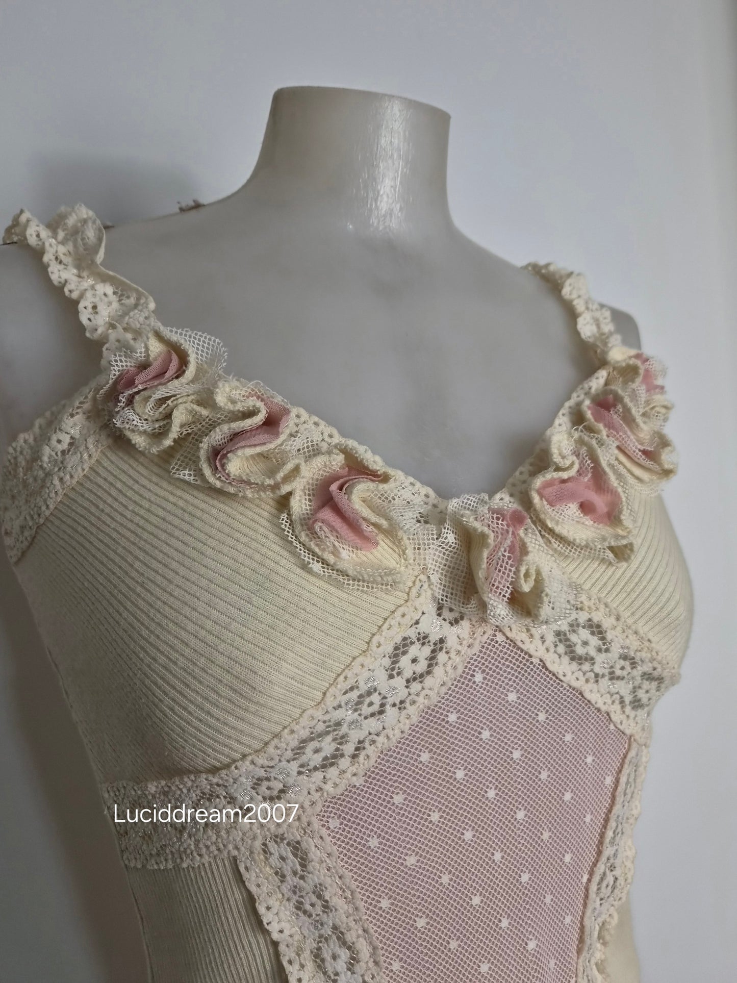 Haut beige et rose détails fleurs