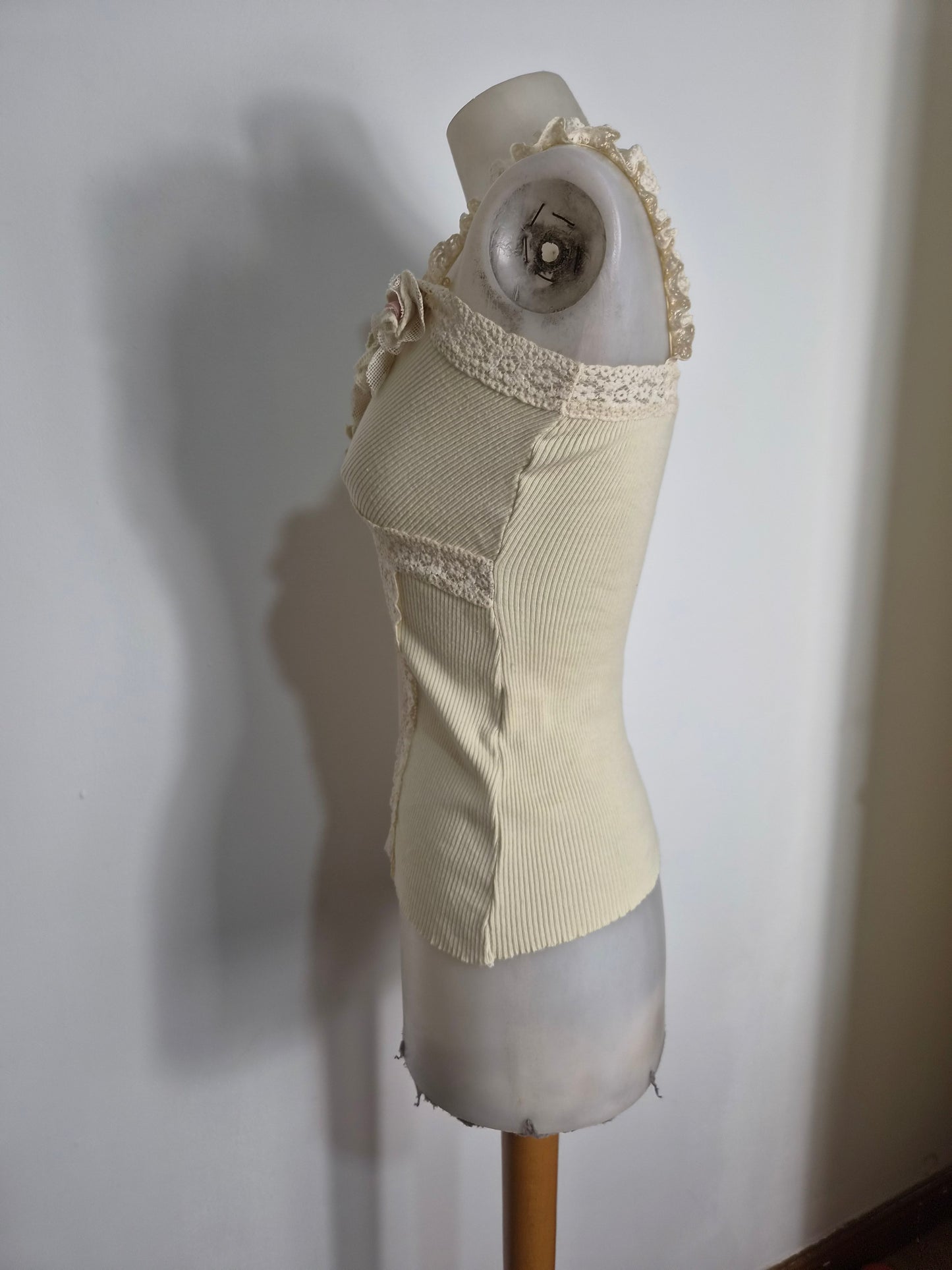 Haut beige et rose détails fleurs