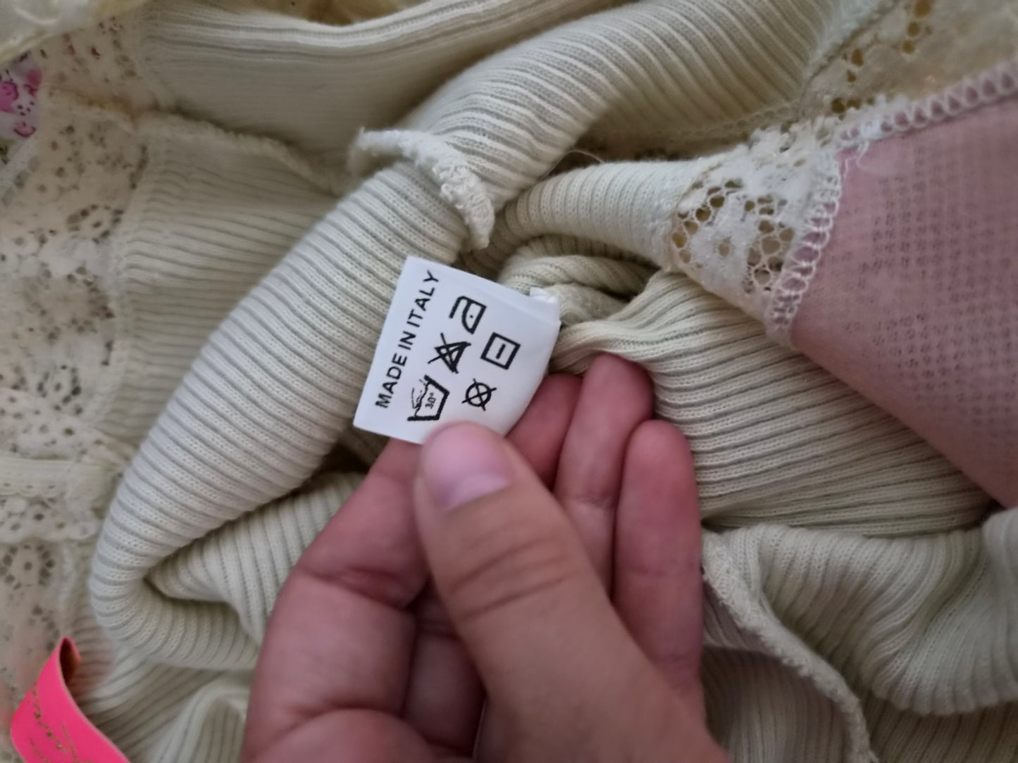 Haut beige et rose détails fleurs