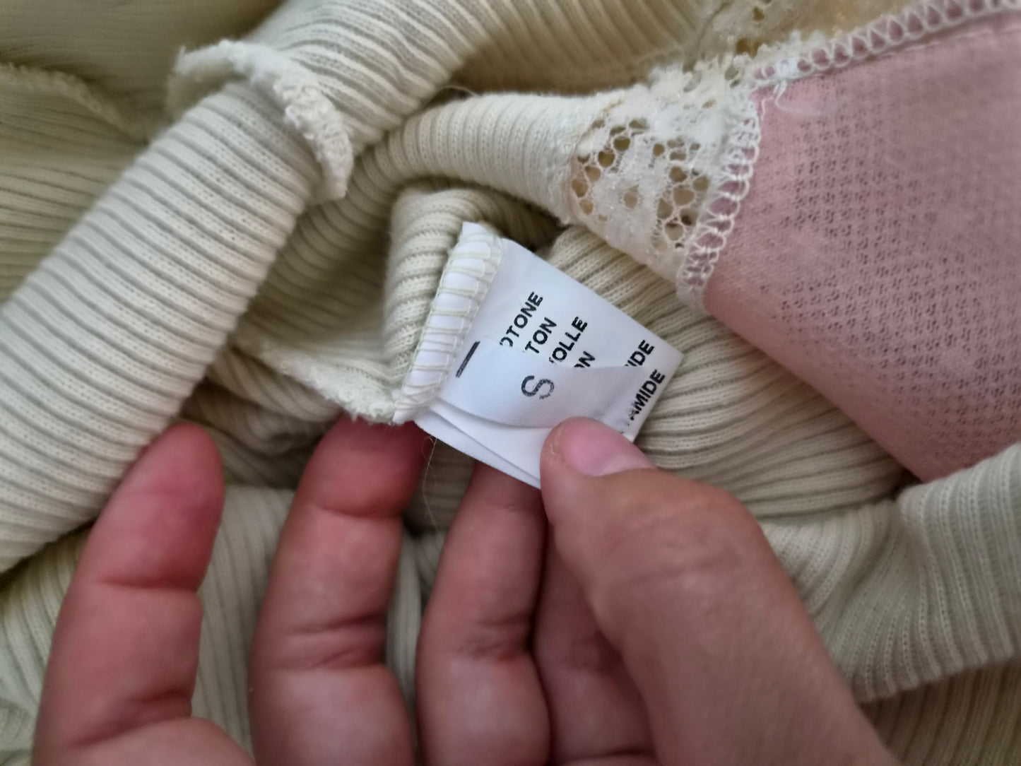Haut beige et rose détails fleurs