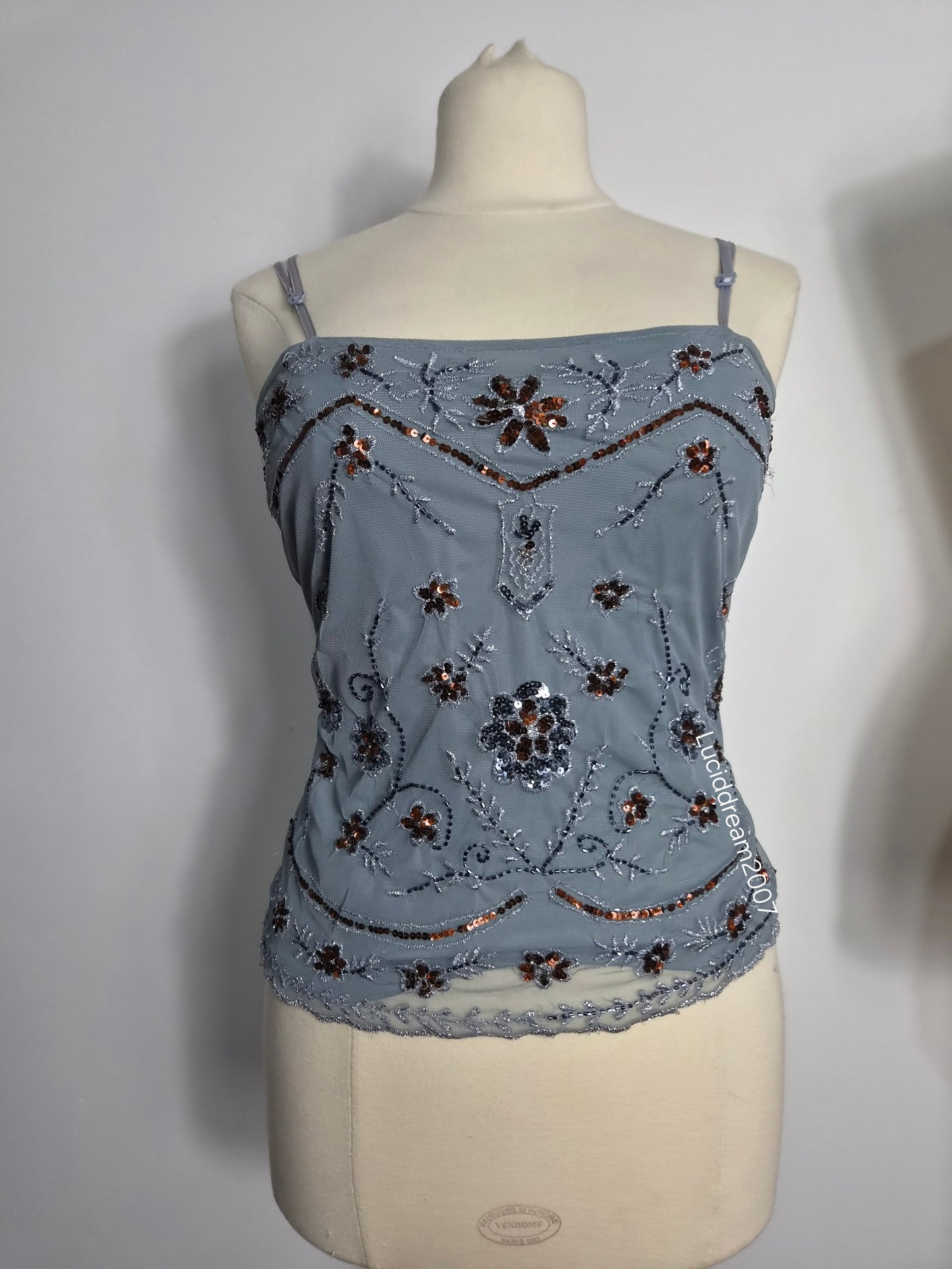 Haut en voile gris brodé de sequins