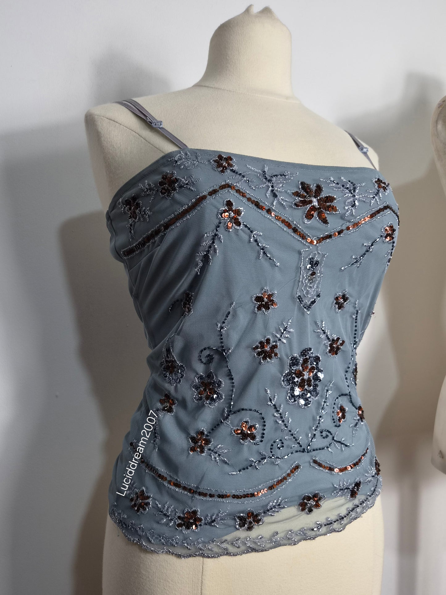 Haut en voile gris brodé de sequins