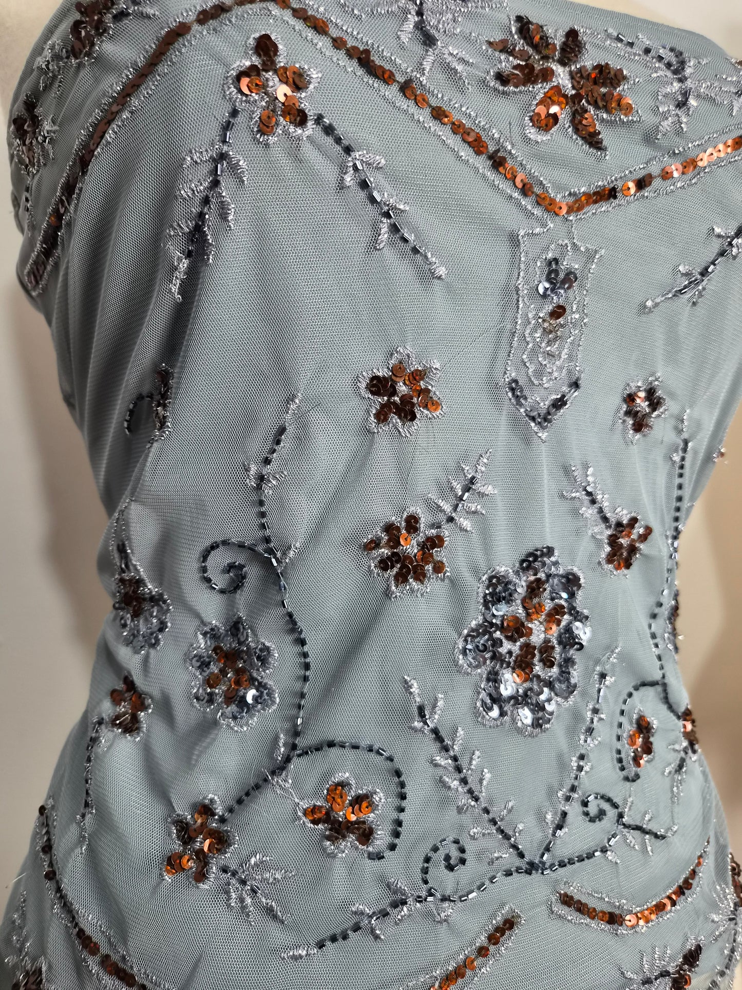 Haut en voile gris brodé de sequins