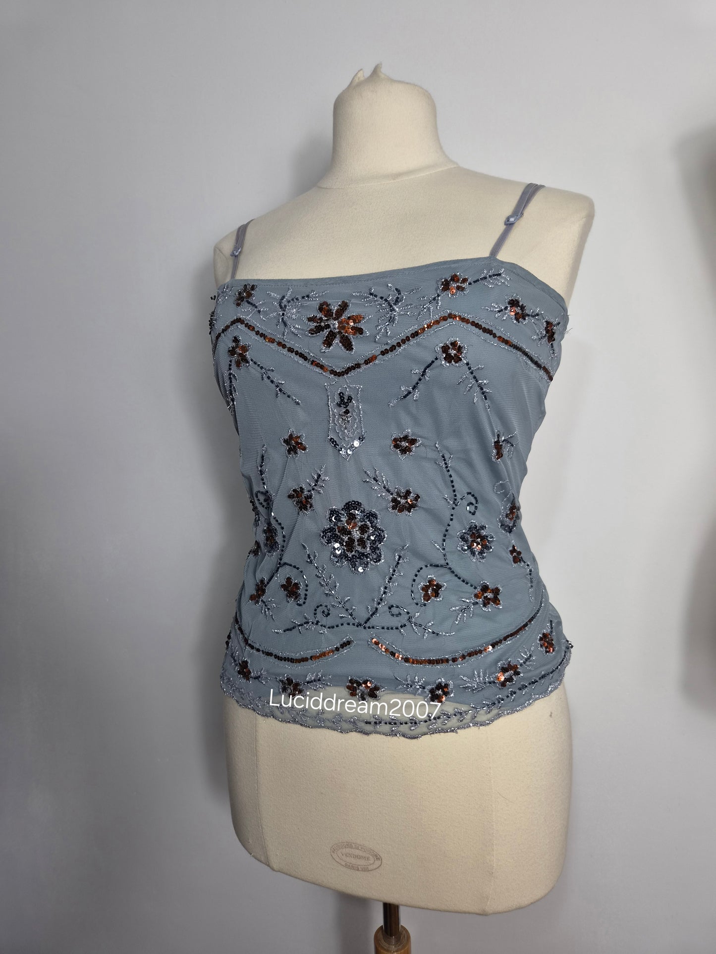 Haut en voile gris brodé de sequins