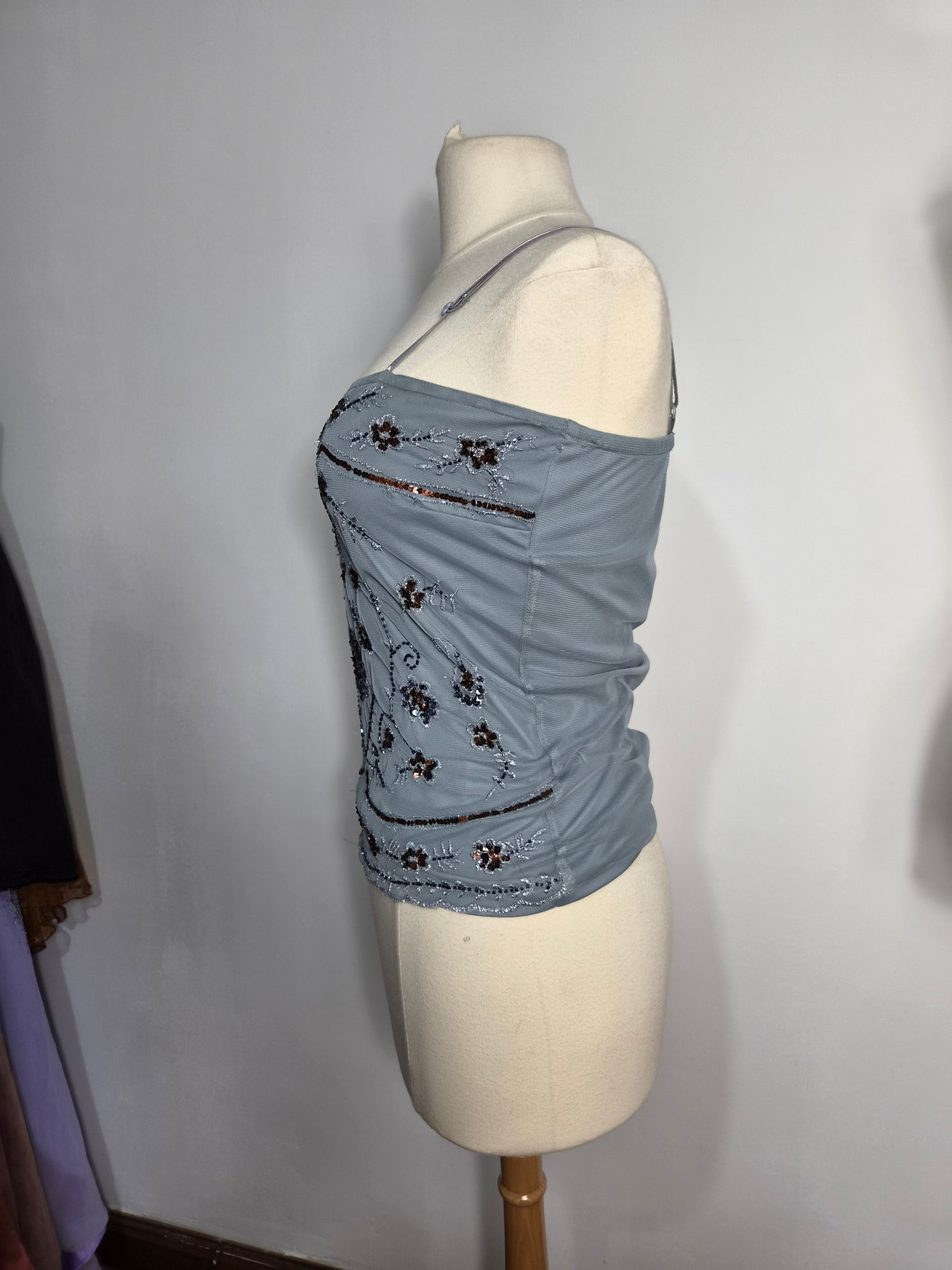 Haut en voile gris brodé de sequins