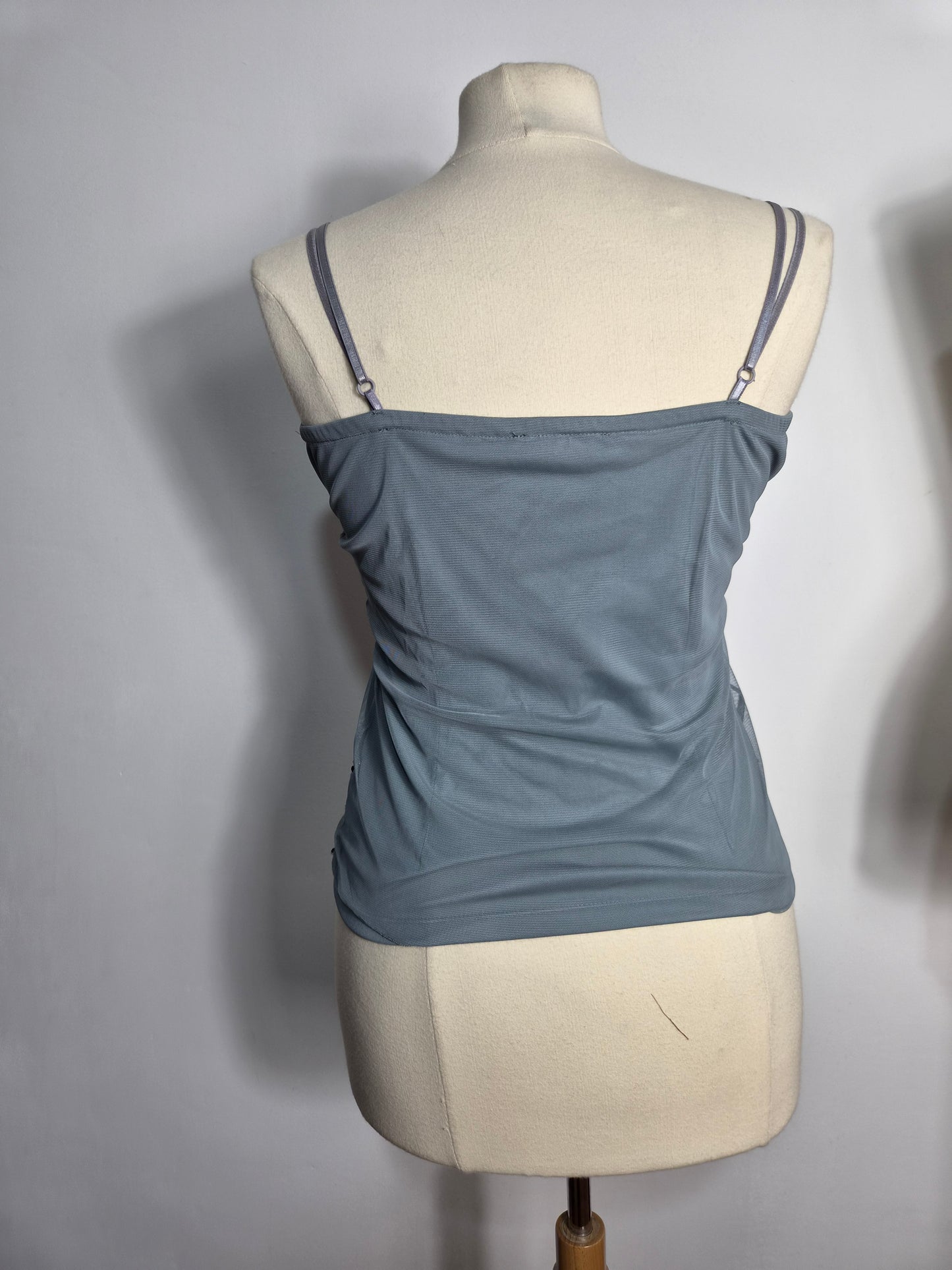 Haut en voile gris brodé de sequins