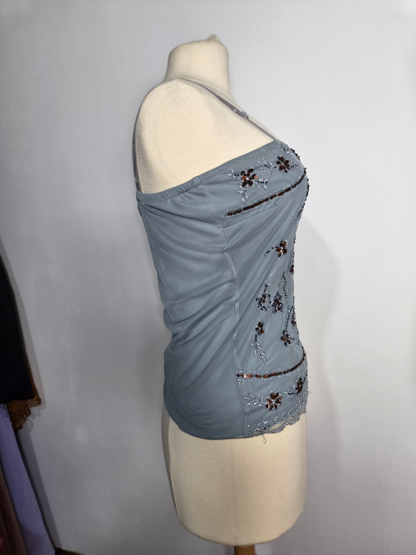 Haut en voile gris brodé de sequins