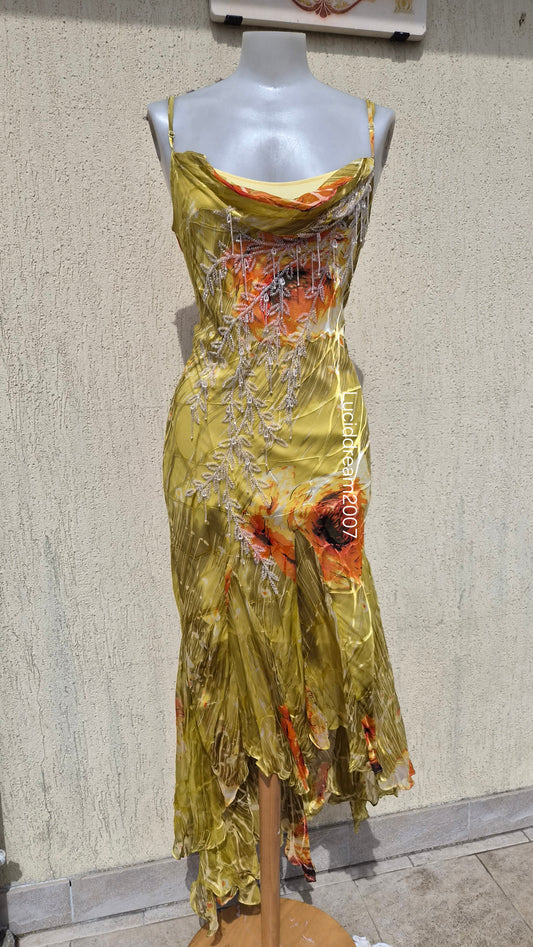 Robe en soie brodée jaune