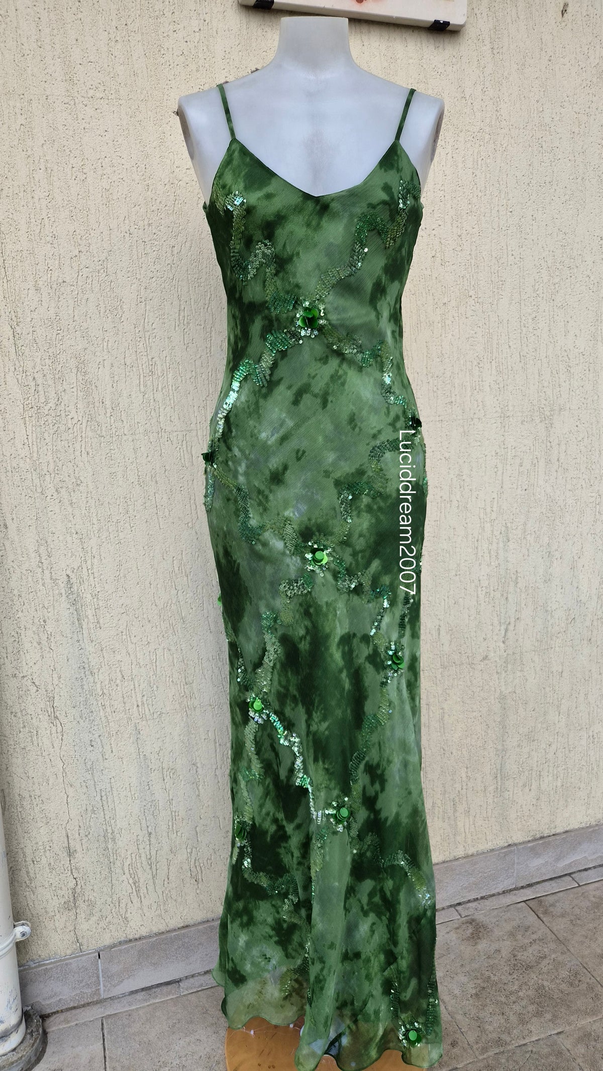Robe verte brodée de perles et sequins